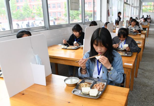 5월7일 중국 산둥성 짜오좡시의 한 학교에서 점심 시간 칸막이를 세워둔 모습.