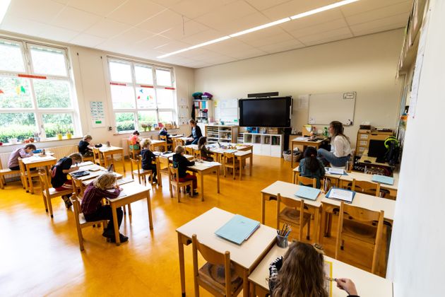 5월11일 네덜란드 뒤벤의 한 초등학교 교실
