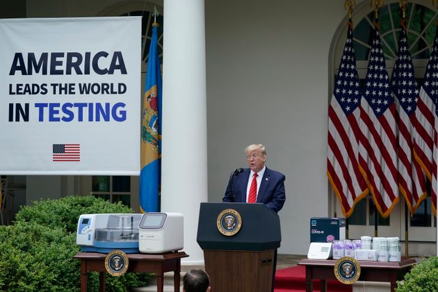 도널드 트럼프 대통령이 지난 월요일 백악관 로즈가든에서 열린 코로나19 브리핑에서 발언하고 있다. 그는 '세계를 이끌고 있는' 미국의 코로나19 진단검사 역량을 자찬하며 '세계 어디에서도 구할 수 없는' 장비들을 소개했다. 2020년 5월11일.