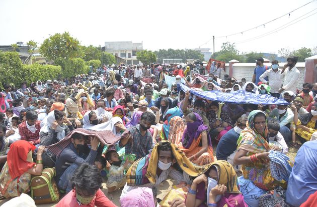 코로나19로 인한 국가봉쇄 이후 고향으로 돌아가려는 인도인들