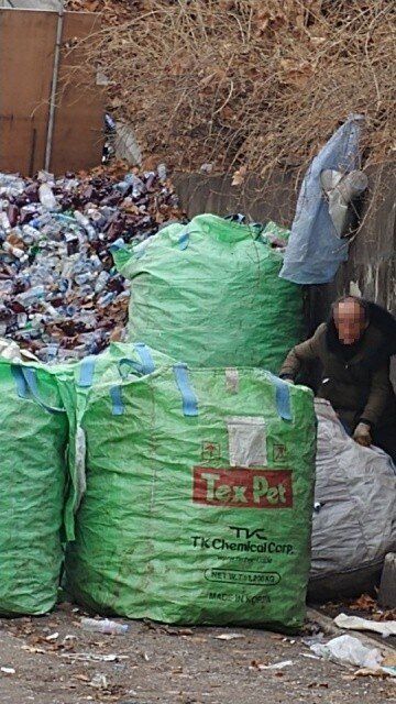 2018년 3월8일 서울시 장애인인권센터에 응급구조되기 전, 신씨가 서울 송파구 잠실야구장 적환장(주변 쓰레기를 모아두는 곳)에서 쓰레기를 정리하고 있다.