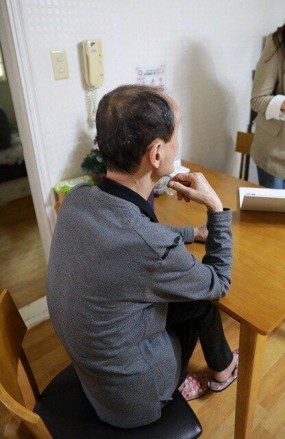 5월4일 신태원(62·가명)씨와 박은상(64·가명)씨의 서울 양천구 자택에서 신씨가 거실에 앉아 복지관 생활을 설명하고 있다. 