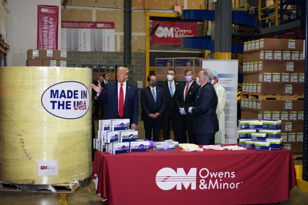 도널드 트럼프 미국 대통령이 마스크 공급 업체 '오웬스&마이너스'를 방문해 물류 시설을 둘러보고 있다. 앨런타운, 펜실베이니아주. 2020년 5월14일.