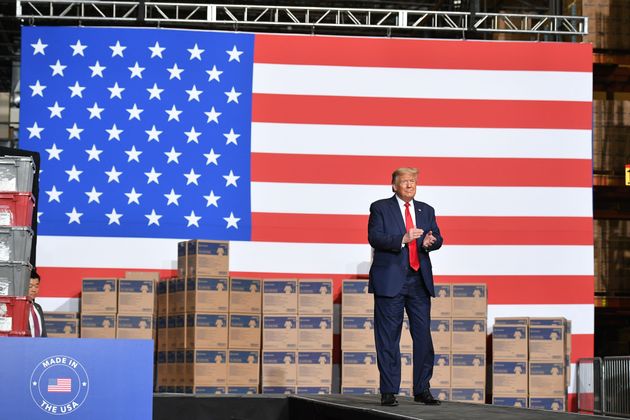 도널드 트럼프 대통령은 이날 물류시설을 둘러본 뒤 직원들 앞에서 선거운동 유세와 유사한 연설을 했다. 앨런타운, 펜실베이니아주. 2020년 5월14일.
