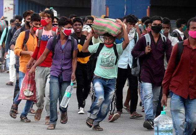 기차역을 향해 달려가는 인도 뭄바이의 노동자들. 2020. 5. 15.