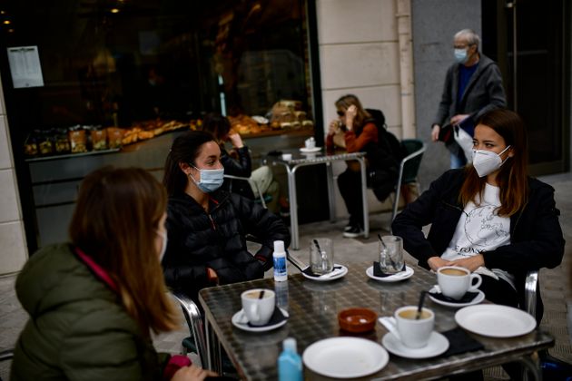 코로나19에 대비해 마스크를 쓴 채 대화를 나누고 있는 사람들. 팜플로나, 스페인. 2020년 5월12일.