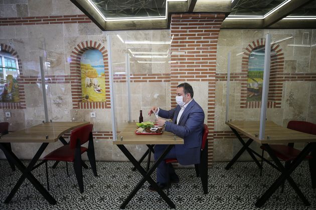 코로나19 감염 확산을 막기 위해 고안된 한 식당의 '1인석'. 한 사람만 앉을 수 있고, 침방울이 퍼져나가는 것을 막기 위해 투명한 가림막이 설치됐다. 이스탄불, 터키. 2020년 5월15일.
