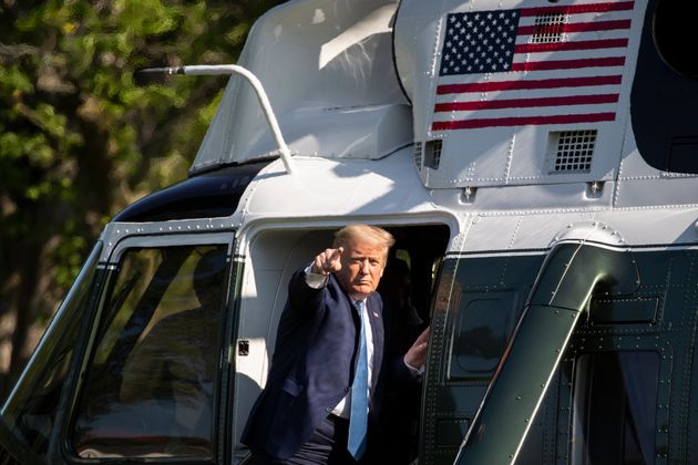 도널드 트럼프 대통령이 대통령 별장 캠프 데이비드로 출발하기 위해 백악관에서 전용 헬기 '마린원'에 올라타고 있다. 2020년 5월15일.