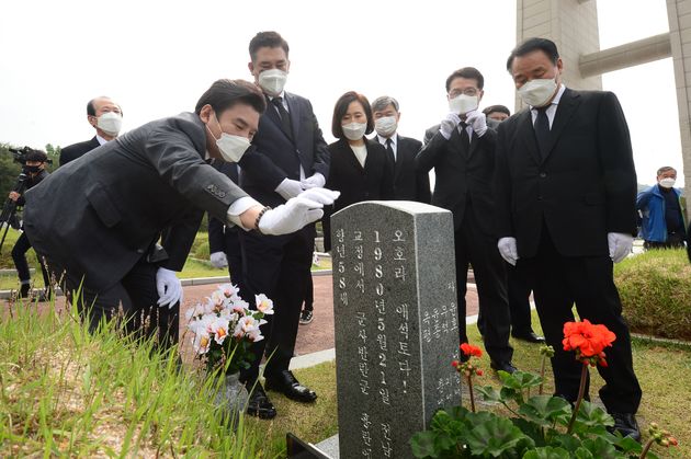 원유철 미래한국당 대표가 5·18민주화운동 40주년인 18일 오전 광주 북구 국립5·18민주묘지에서 장방환 열사 묘를 둘러보고 있다.