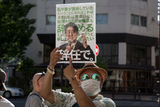아베 신조 일본 총리의 검찰청법 개정안에 반대 시위를 하고 있는 시민