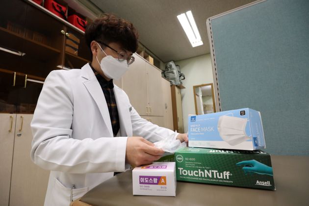 고등학교 3학년 학생들의 등교개학을 이틀 앞둔 18일 오후 서울 용산구 용산고등학교 보건실에서 교직원이 감염병 학급키트를 정리하고 있다.