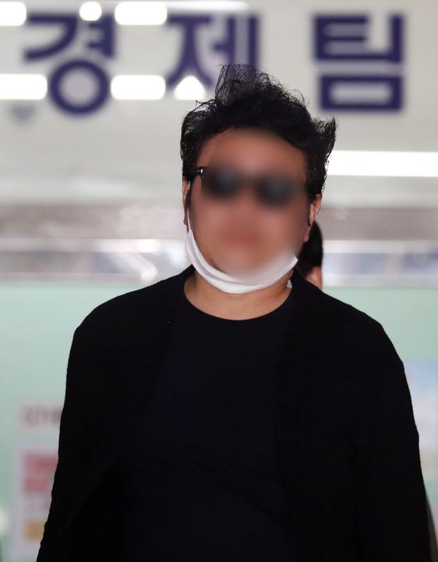 아파트 경비원 폭행 입주민이 18일 오전 서울 강북경찰서에서 피의자 신분으로 조사를 받고 귀가하고 있다.  
