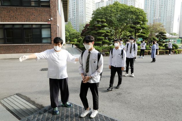 고3 등교개학이 시작된 20일 오전 광주 서구 광덕고등학교에서 학생들이 간격을 유지한채 학교로 들어서고 있다.