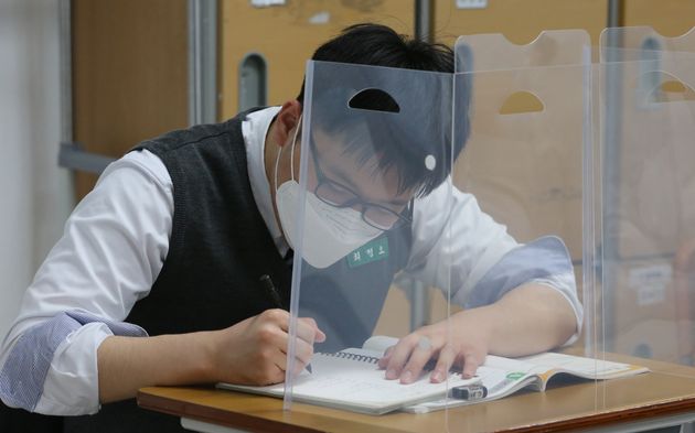 20일 오전 대전 전민동 전민고등학교에서 학생이 공부를 하고 있다. 