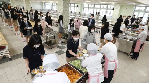 20일 오전 대전 유성구 도안고등학교에서 학생들이 급식실에서 거리를 유치한 채 배식을 받고 있다.