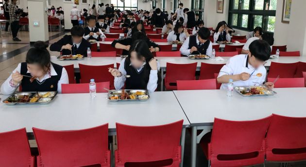 20일 오전 대전 유성구 도안고등학교에서 학생들이 급식실에서 거리를 유치한 채 배식을 받고 있다. 