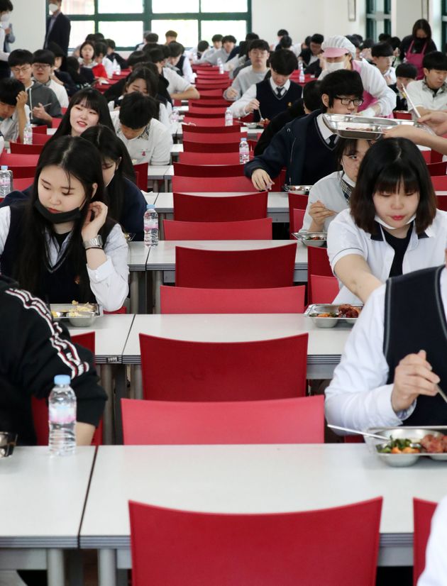20일 서울 동작구 서울공고에서 고등학교 3학년 학생들이 거리두기를 하며 식사를 하고 있다. 
