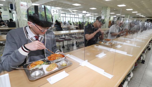 20일 오전 대전 유성구 도안고등학교에서 학생들이 칸막이 설치된 급식실에서 점심을 먹고 있다. 