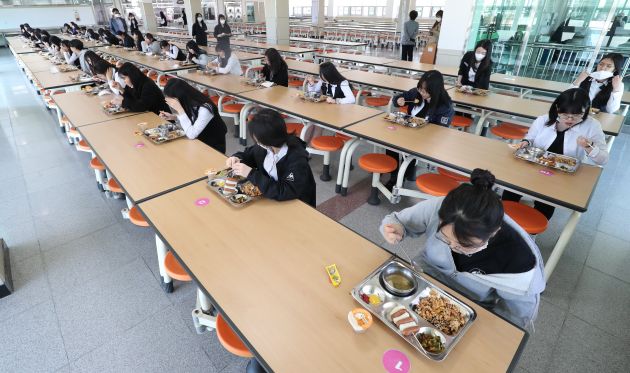 20일 오후 충북 청주시 서원구 중앙여자고등학교에서 학생들이 한 방향을 바라보고 급식을 먹고 있다.  