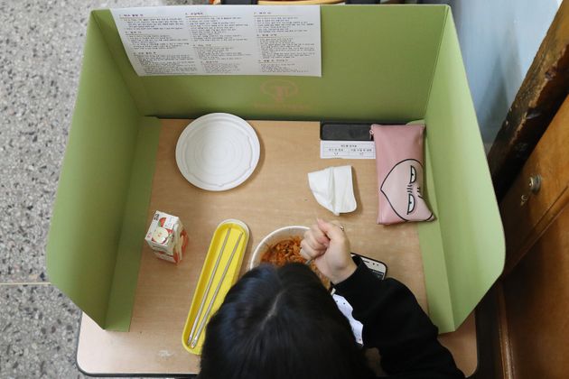 20일 대구 북구 경명여고 교실에서 점심시간을 맞아 급식업체가 제공한 간편식 도시락을 학생들이 칸막이 안에서 먹고 있다.