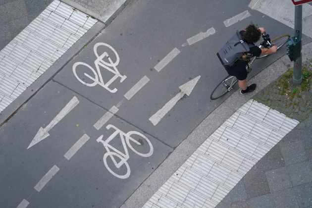 5월9일 베를린 시내 자전거 도로를 지나가는 한 시민의 모습. 베를린은 이달 코로나19 팬데믹 상황에 따른 대면 축소 교통 정책의 일환으로 자전거 도로 확충을 발표했다.