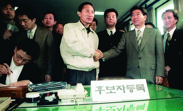 1996년 국회의원 선거 때 서울 종로에 출마한 노무현과 이명박. 후보 등록 하러 온 두 사람이 악수하는 장면을 이종근 기자가 찍었다.