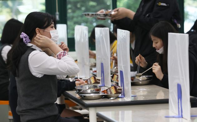 20일 울산 중구 함월고등학교에서 학생들이 칸막이가 설치된 급식실에서 점심을 먹고 있다.  