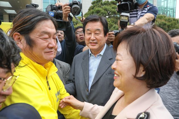 형제복지원 피해자 최승우씨(왼쪽)와 김무성 미래통합당 의원
