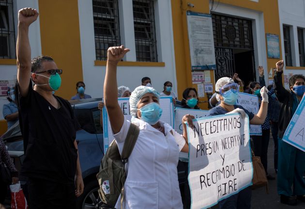 5월14일 페루 리마의 한 종합병원 앞에서 의사와 간호사들이 의료용 보호장구 부족에 항의하며 집회를 열고 있다.