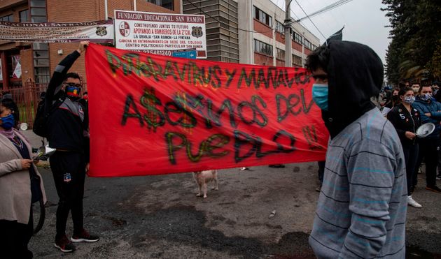 5월20일 도시 봉쇄령이 장기간 유지되고 있는 칠레 산티아고의 한 저소득 주택가에서 주민들이 정부의 보조 물품 부족에 항의하며 집회를 열고 있다.