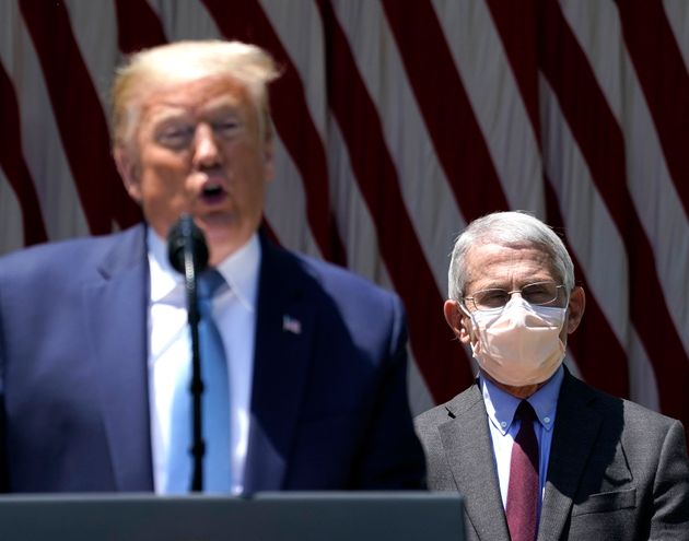 5월15일 백악관 코로나19 관련 브리핑 중 도널드 트럼프 미국 대통령 뒤로 파우치 미국 국립알레르기·전염병연구소 소장이 서있다.