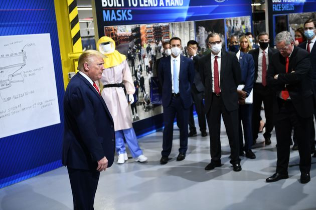 마스크를 쓰지 않은 트럼프 측 인사들과 마스크를 착용한 포드 임원들 