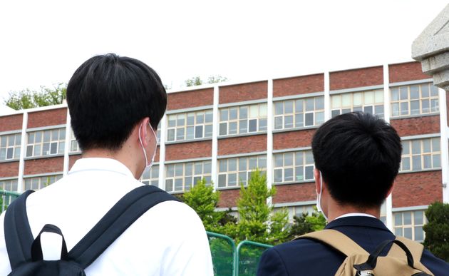 20일 오전 인천시 연수구 송도고등학교 학생들이 교실을 나온 후 학교를 바라보고 있다