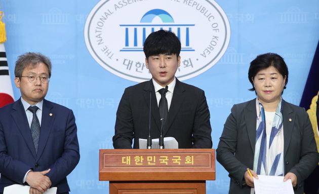 고 구하라씨의 오빠인 구호인씨가 22일 오전 서울 여의도 국회 소통관에서 구하라법 통과 촉구 기자회견을 하고 있다.