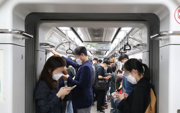 신종 코로나바이러스 감염증(코로나19) 확산으로 대중교통에 대해 '마스크 의무화'가 도입된 26일 오전 대전 중구 대전도시철도 중앙로역에서 시민들이 마스크를 착용하고 지하철을 이용하고 있다.
