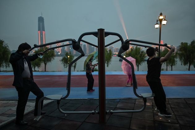 5월25일 마스크 쓴 시민들이 통행하는 중국 우한 시내 한 공원의 모습