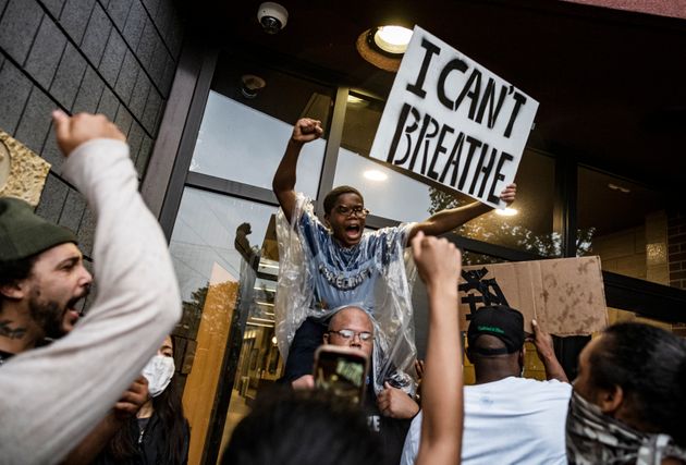 미국 미네소타 경찰의 가혹행위로 한 흑인이 숨지자 이를 비판하는 대규모 시위가 벌어지고 있다.