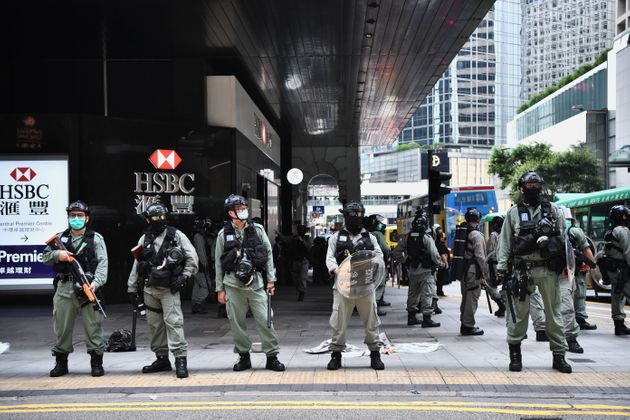 5월27일 낮 홍콩의 시위대 진압 경찰이 시내에 모인 사람들을 해산시키고 있다.