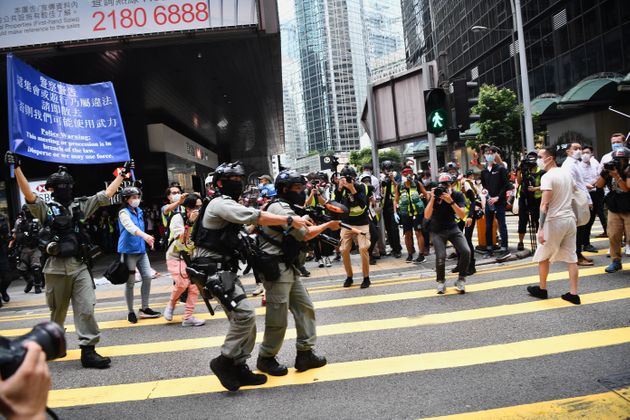 27일 홍콩 시내에서 사람들을 해산시키는 경찰