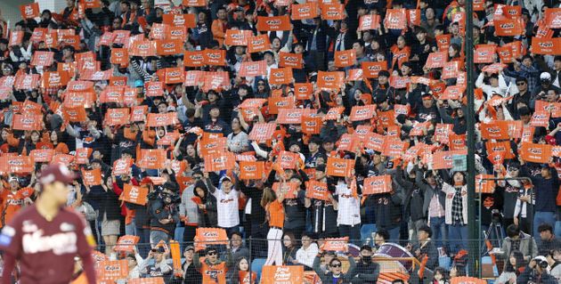 2018 프로야구 신한은행 마이카 KBO리그 포스트시즌 준플레이오프 2차전 한화 이글스와 넥센 히어로즈의 경기에서 한화 팬들이 열띤 응원을 펼치고 있다.