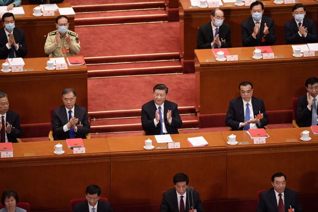 5월28일 시진핑을 비롯한 의원들이 법 통과에 박수를 치고 있다.
