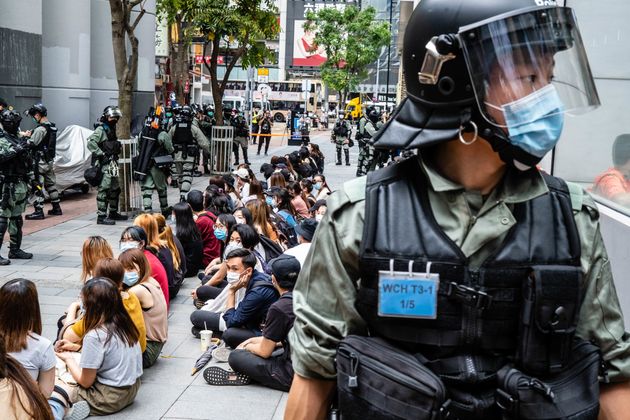 국가보안법 통과를 하루 앞둔 27일 홍콩 시내에서 집회 참가자들을 경찰이 둘러싸고 있다.