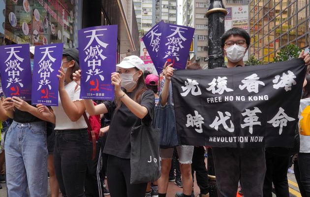 일요일인 5월24일 홍콩 시민들이 '홍콩을 자유롭게' '바로 지금 혁명' 등의 구호를 들고 집회에 참가 중이다.