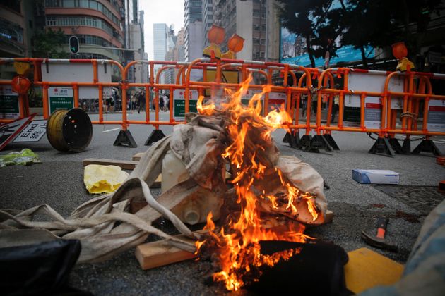 5월24일 국가보안법 통과에 반대하는 집회가 열린 거리에서 잔해들이 불타고 있다.