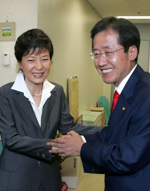 박근혜와 홍준표가 사진기 앞에서 친한 척 보이려고 애를 쓴다. 풍자만화 같은 두 사람의 어색한 표정이 아무리 봐도 질리지 않는다. 2008년에 강재훈 기자가 찍었다.