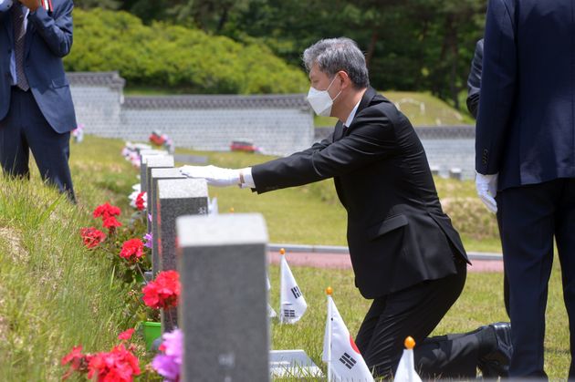 노태우 전 대통령 아들 노재헌씨가 29일 광주 북구 운정동 국립5·18민주묘지에서 헌화·분향을 한 뒤 묘역 앞에 무릎 꿇고 묘비를 어루만지고 있다.