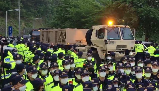 경찰병력이 배치된 가운데 군 장비를 실은 트럭이 사드 기지를 향해 이동하고 있다. 경북 성주군 초전면 소성리, 2020. 5. 29.