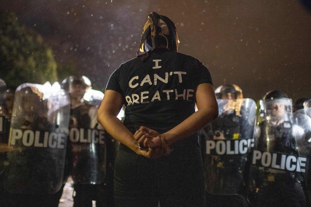 30일 백악관 인근에서 '나는 숨을 못 쉬겠다'는 문구가 적힌 티셔츠를 입고 시위 중인 시민의 모습 