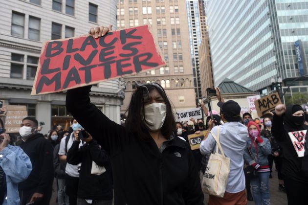 미국 오클랜드에서 시위대가 '흑인의 목숨은 소중하다'는 문구가 적힌 플래카드를 들고 있다. 