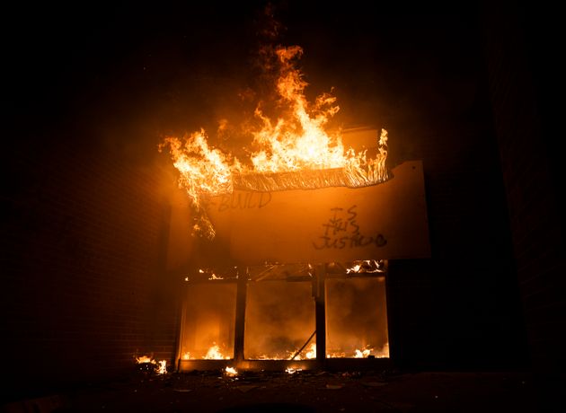 사건이 벌어진 미니애폴리스의 우체국이 29일 불타고 있다. 
